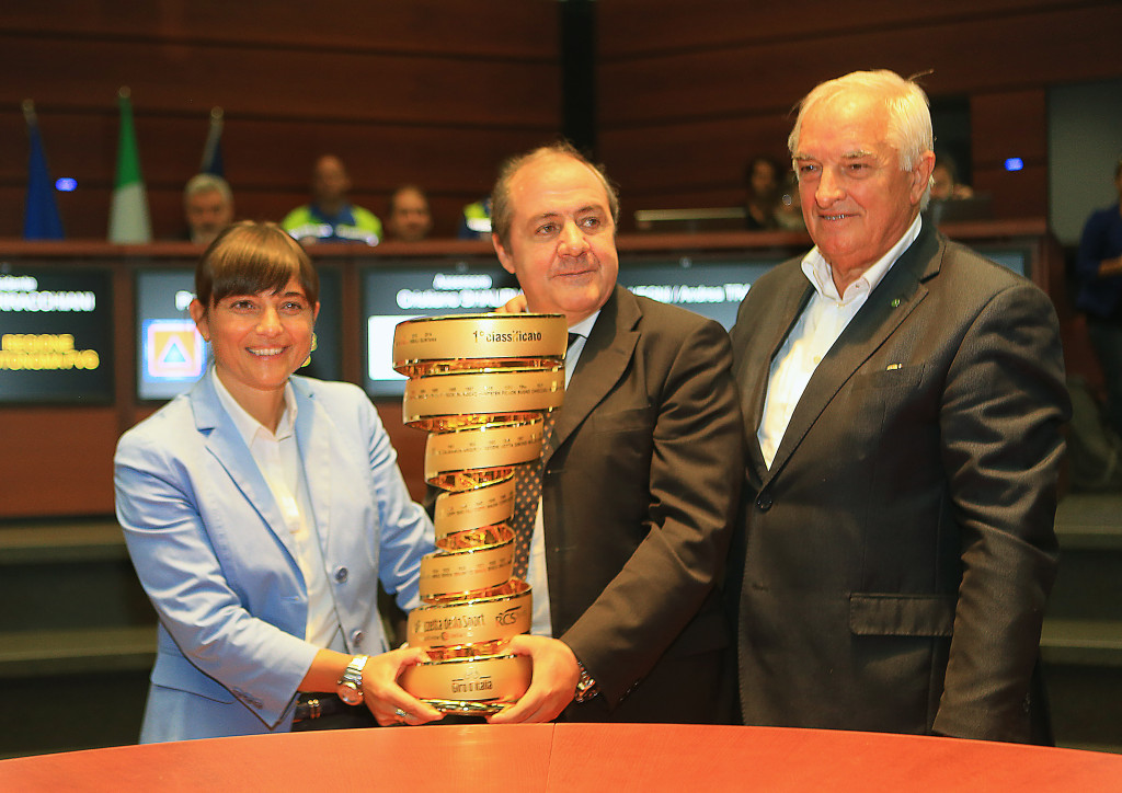 Anteprima Giro d'Italia 2016 oggi 21 settembre 2015 nella sede della Protezione civile di Palmanova (Ud). Da sinistra Debora Serracchiani, Andrea Strabuio e Enzo Cainero. ANSA/ALBERTO LANCIA